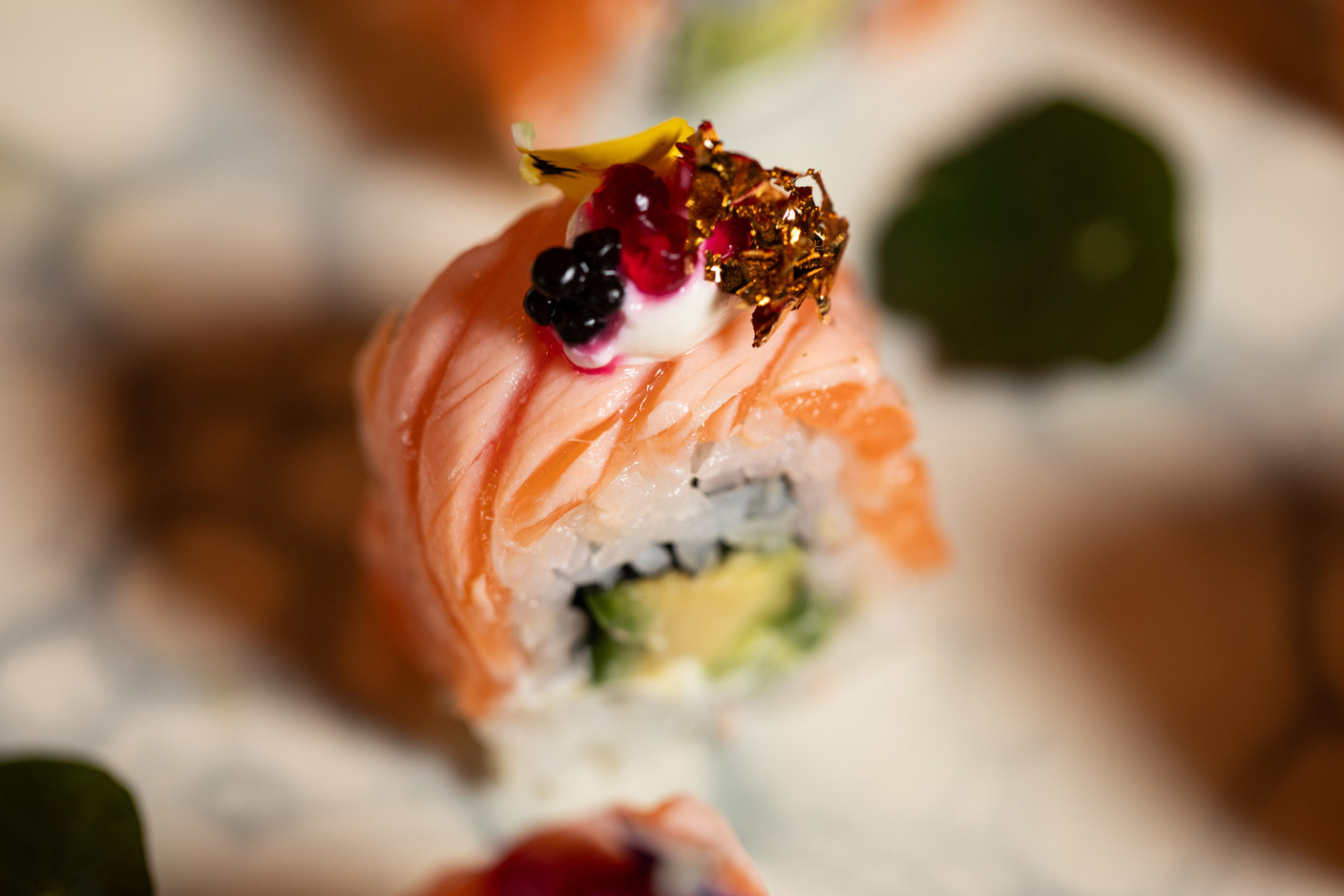 On ne manque pas de déguster le soir les sushis du chef de cuisine fusion Lansya Hayadi.  (Photo: Eva Krins/Maison Moderne)