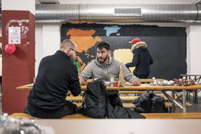Collaboration – La Wanteraktioun est un programme à destination des sans-abri, mis en place par le ministère de la Famille et géré par la Croix-Rouge luxembourgeoise, en partenariat avec Caritas et Inter-Actions asbl. Cette dernière s’occupe de l’accueil et de l’enregistrement des bénéficiaires au Foyer de jour situé au Dernier sol à Bonnevoie, où a été réalisé ce reportage. ((Photo: Jan Hanrion/Maison Moderne))
