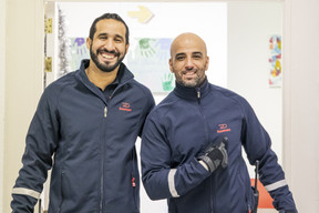 Équipes – Outre les professionnels chargés de l’encadrement et les permanents de la Croix-Rouge, des bénévoles aident à l’intendance et apportent aussi du lien social aux bénéficiaires au travers des conversations qui se nouent sur place. ((Photo: Jan Hanrion/Maison Moderne))
