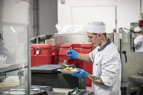 Assistance – 17.234 repas ont été servis au Foyer de jour en 2018. L’enregistrement des sans-abri se fait chaque jour. lls peuvent aussi recevoir des «bons de vestiaire» pour des vêtements en provenance des Vestiaires de la Croix-Rouge luxembourgeoise. ((Photo: Jan Hanrion/Maison Moderne))