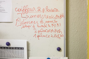 Encadrement – Des activités ou services sont régulièrement organisés, qu’ils soient ludiques, administratifs (rédiger un CV) ou médicaux. ((Photo: Jan Hanrion/Maison Moderne))