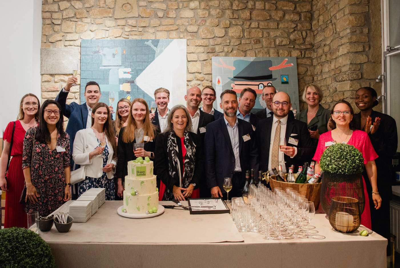 De gauche à droite: Agnes Merz, Kim Tang, Benoit Serraf, Valérie Laskowski, Mathilde Soetens, Martina Benackova, Lorenzo Jung, Ariane Mehrshahi Marks, Gérard Neiens, Emmanuel Lamaud, Jean-Philippe Monmousseau, Pierre Reuter, Alexander Koch, Simon Recher, Aline Giersch, Valérie Verner et Grâce Mfuakiadi. (Photo: Aurélie Savart)