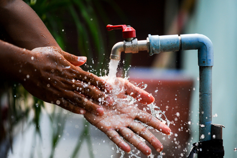 WaterAid fait progresser l’accès mondial à l’eau potable, à un assainissement décent et à une bonne hygiène (WASH). (Photo: i am adventure/Shutterstock – Hogan Lovells)