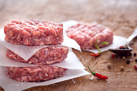 Au moins une partie des steaks hachés vendus à quatre ONG françaises n’était pas conforme au cahier des charges. Derrière un des fournisseurs, une holding luxembourgeoise. (Photo: Shutterstock)