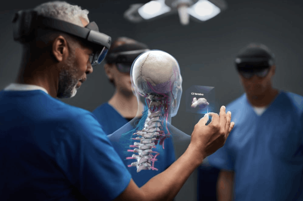 Les HoloLens de Microsoft ont été utilisées, depuis le début de la crise, soit pour amener davantage d’informations aux médecins, soit pour leur permettre de ne pas prendre de risques avec des patients. (Photo: Microsoft)