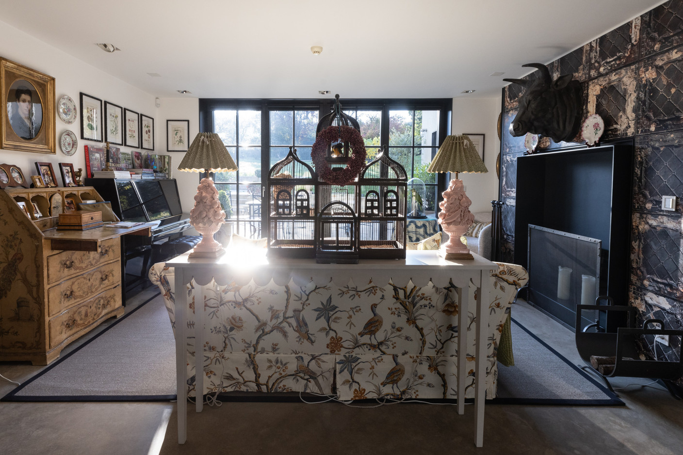 The family spirit reigns supreme in this living room. Photo: Guy Wolff/Maison Moderne