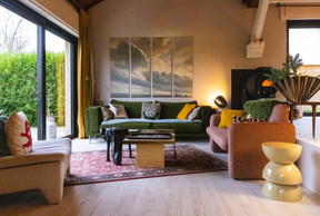 In the living room, Mélanie Trinkwell didn’t hesitate to choose colourful furniture, while maintaining a soft, enveloping harmony. Photo: Eva Krins/Maison Moderne