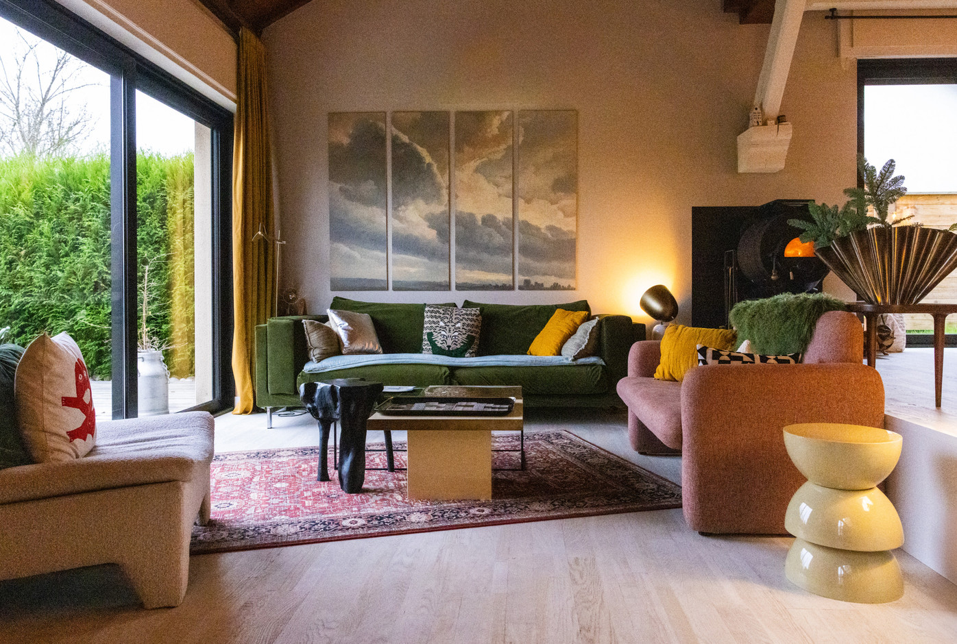 In the living room, Mélanie Trinkwell didn’t hesitate to choose colourful furniture, while maintaining a soft, enveloping harmony. Photo: Eva Krins/Maison Moderne