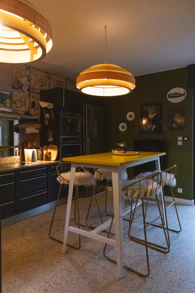 In the kitchen, too, you’ll find a motley collection of objects that give it character. Photo: Eva Krins/Maison Moderne