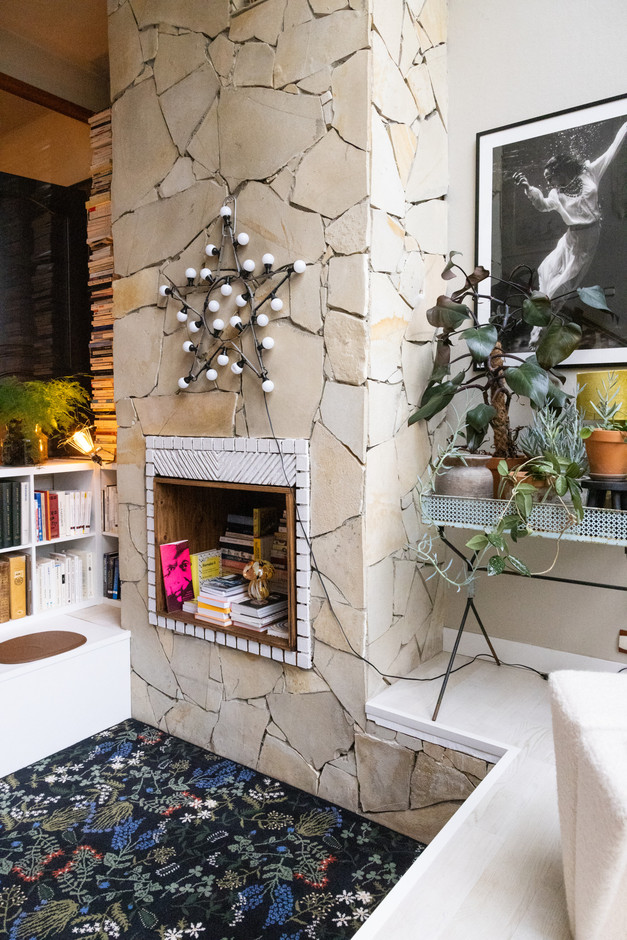 As was fashionable in the 1970s, the fireplace is placed in a recessed hearth set back from the level of the house. Photo: Eva Krins/Maison Moderne