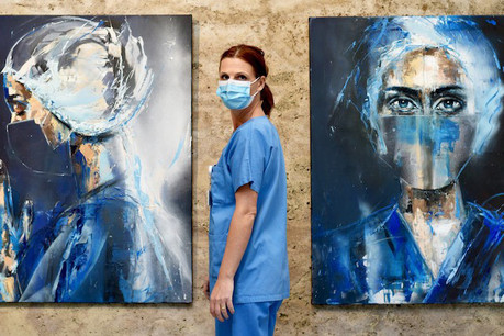 L’artiste inspirée par les visages a pour la première fois peint des infirmières, après plusieurs semaines de tension liée au Covid-19 à l’hôpital. (Photo: Gilliane Warzée)