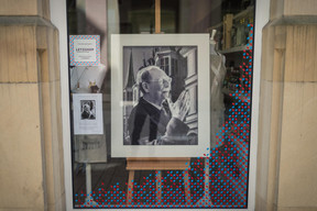 Des portraits en l'hommage du Grand-Duc Jean ont été placés en vitrines par des commerçants (Photo: Mike Zenari)