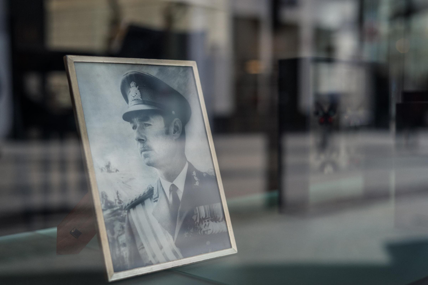 Des portraits en l'hommage du Grand-Duc Jean ont été placés en vitrines par des commerçants (Photo: Mike Zenari)