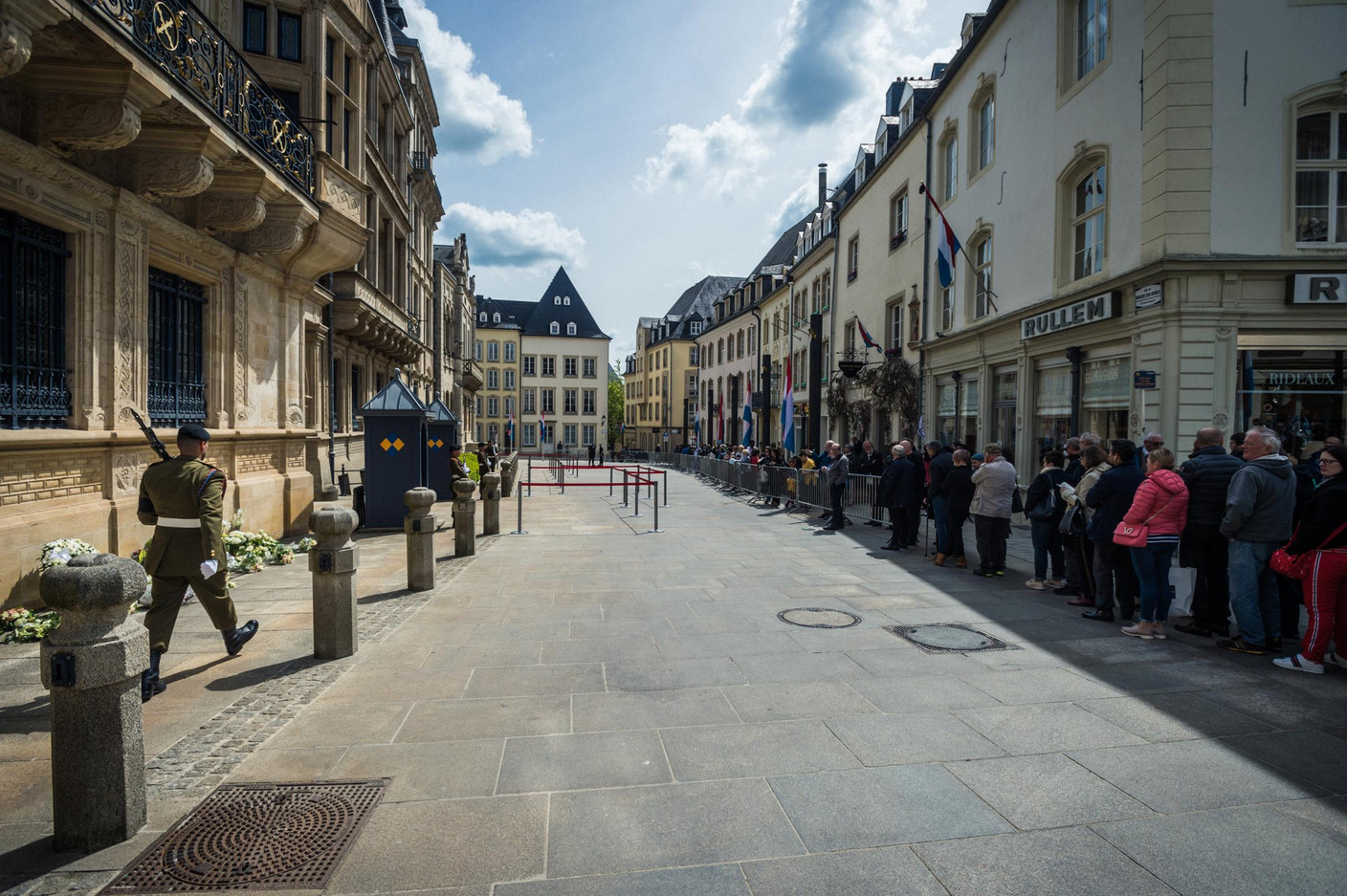 De nombreuses personnes ont fait la file devant le palais grand-ducal pour rendre hommage au Grand-Duc Jean (Photo: Mike Zenari)