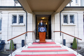 Le chargé d’affaires Casey Mace a rendu hommage au Luxembourg «pour s’être tenu à nos côtés lors du moment le plus difficile que nous ayons vécu il y a 20 ans, et au cours de toutes les années qui ont suivi». (Photo: Matic Zorman/Maison Moderne)