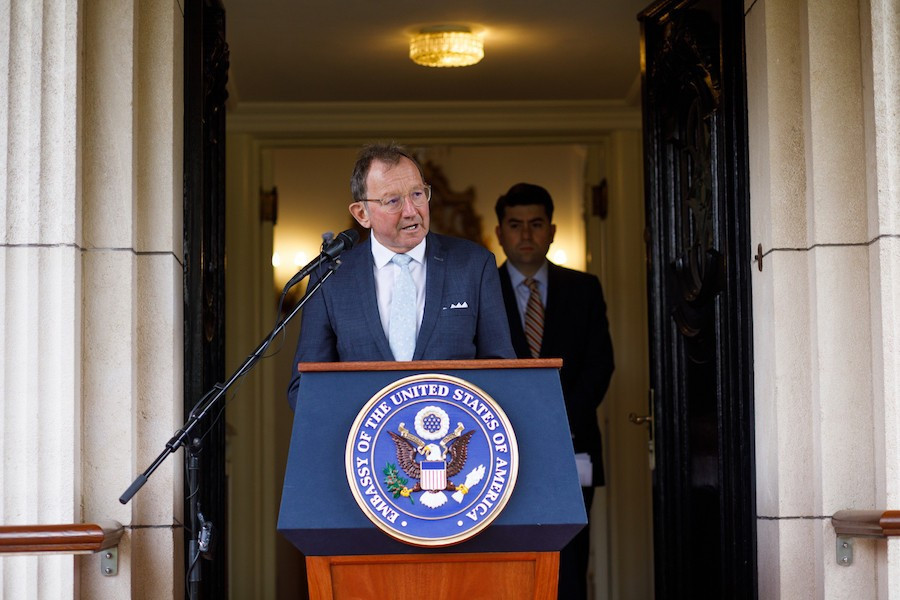 Le président de la Chambre des députés, Fernand Etgen, s’est adressé aux personnes rassemblées à l’ambassade des États-Unis, le samedi 11 septembre. (Photo: Matic Zorman/Maison Moderne)