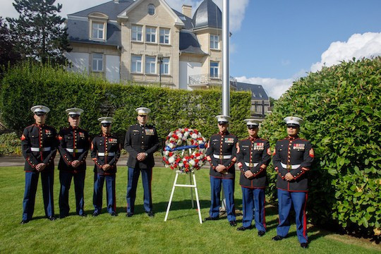 La garde marine de l’ambassade des États-Unis. (Photo: Matic Zorman/Maison Moderne)