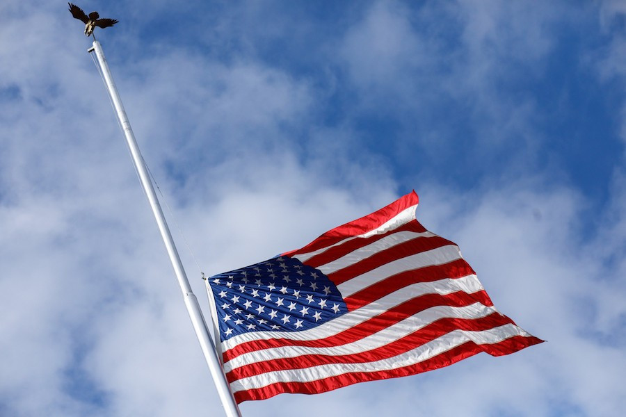 Le drapeau des États-Unis était en berne au-dessus de l’ambassade américaine. (Photo: Matic Zorman/Maison Moderne)