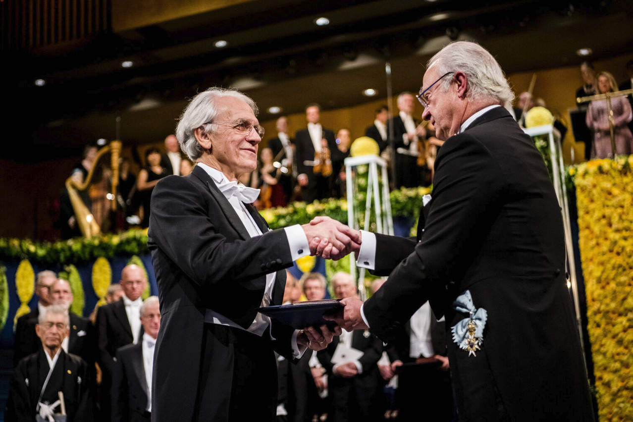 Le Français Gérard Mourou reçoit le prix Nobel de physique, en 2018, des mains du roi de Suède. (Photo: Fondation Nobel / Alexander Mahmoud)