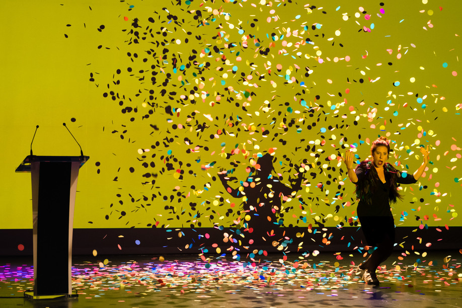 Bety Dentzer presented the Lëtzebuerger Theaterpräisser and Lëtzebuerge Danzpräis awards with real panache. (Photo: Nader Ghavami/Maison Moderne)