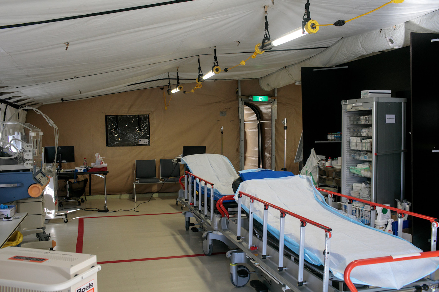 Une première tente d’accueil, pour bien diriger les patients. (Photo: Matic Zorman)