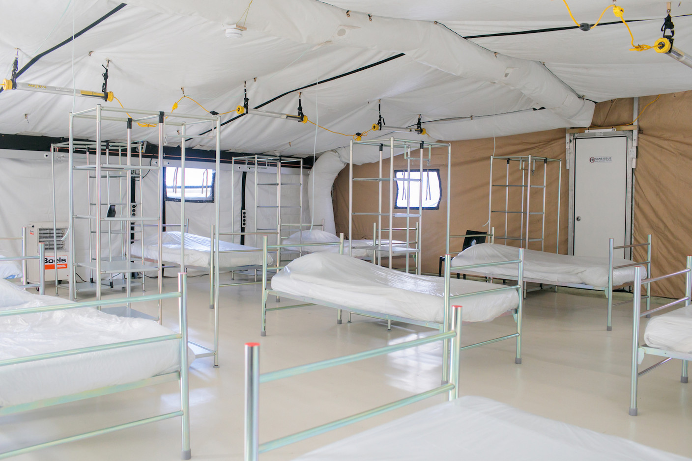 Au total, 80 lits, dans quatre tentes, permettent d’accueillir des patients dans des conditions proches de l'hébergement «en dur». (Photo: Matic Zorman)