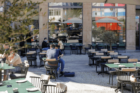Beaucoup de tables en terrasse étaient déjà réservées à midi. ((Photo: Romain Gamba/Maison Moderne))