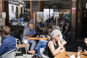 Mercredi matin, les terrasses étaient déjà bien remplies pour leur réouverture à Luxembourg-ville. ((Photo: Romain Gamba/Maison Moderne))