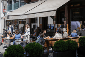 Le marché place Guillaume II, mercredi matin, a peut-être attiré des clients dans les brasseries aux alentours. ((Photo: Romain Gamba/Maison Moderne))