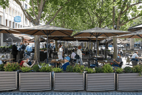 Masques ou visières: les serveurs ont repris l’activité en toute sécurité. ((Photo: Romain Gamba/Maison Moderne))