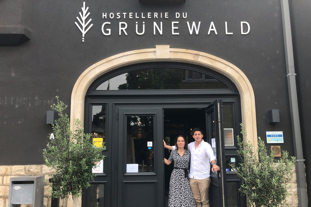 Aline Bourscheid, 31 ans, et Clovis Degrave, 30 ans, comptent sur les bons de 50 euros et la restauration pour sauver les meubles dans leur établissement quatre étoiles. (Photo: Paperjam)