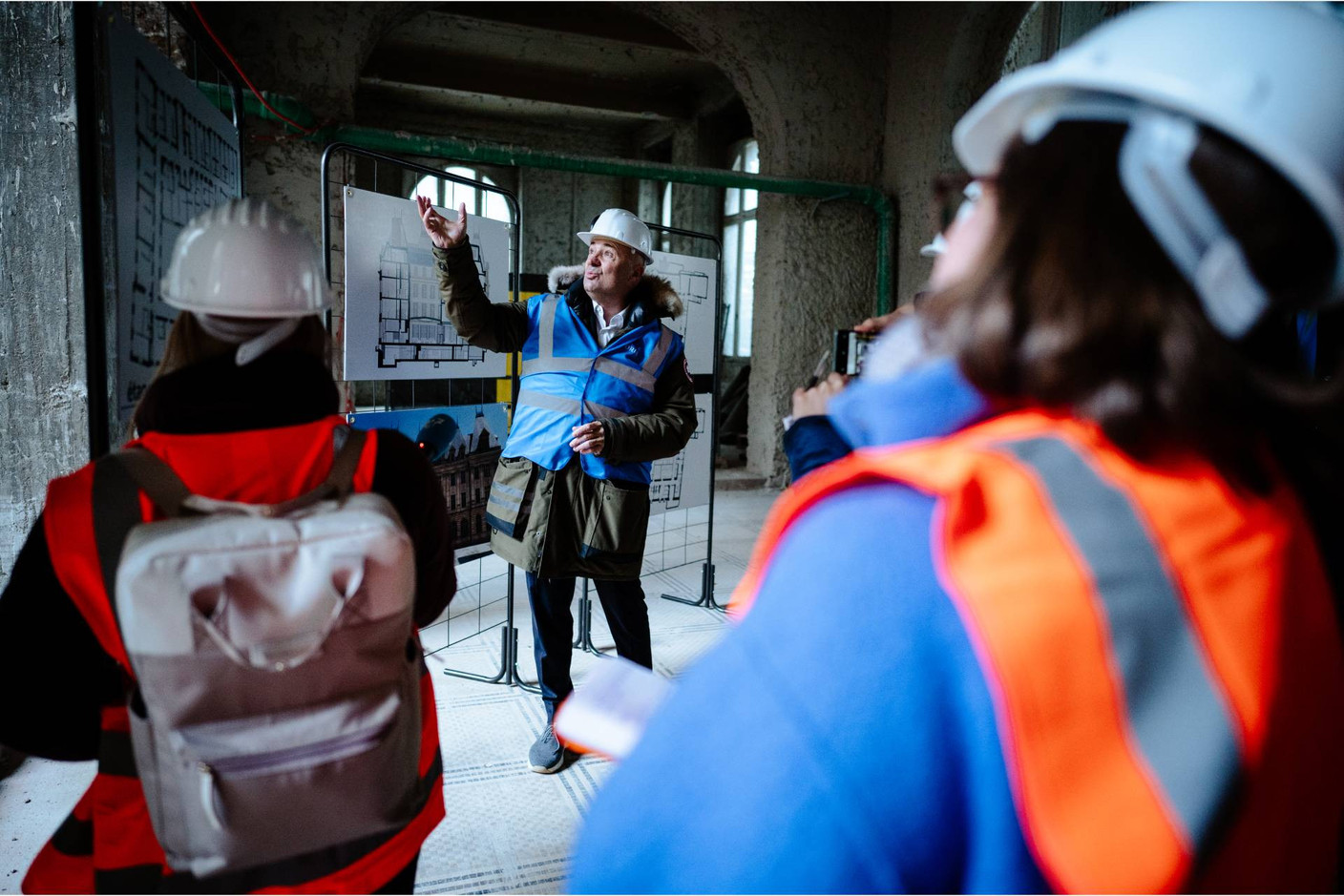 Philippe Baudry, chairman and CEO of Artea, presents what will soon be the Hôtel des Postes, during a recent visit to the building site. Photo: Post Luxembourg/Anouk Flesch
