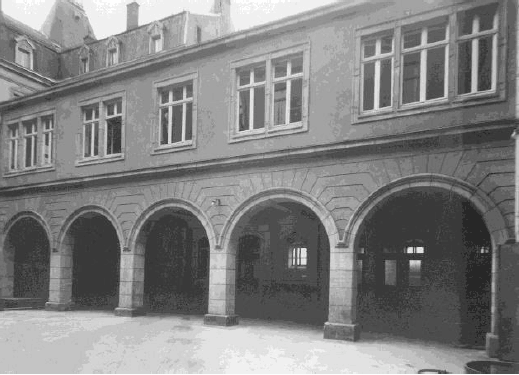 Photographie de la cour intérieure avec vue sur l’aile nord, avant 1950 (Photo: Post Luxembourg)