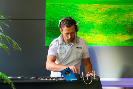 DJ Nick B est en charge de l’ambiance musicale pour la première salve d’afterworks du jeudi au Piano Bar de l’hôtel Le Royal… (Photo: Hôtel Le Royal)