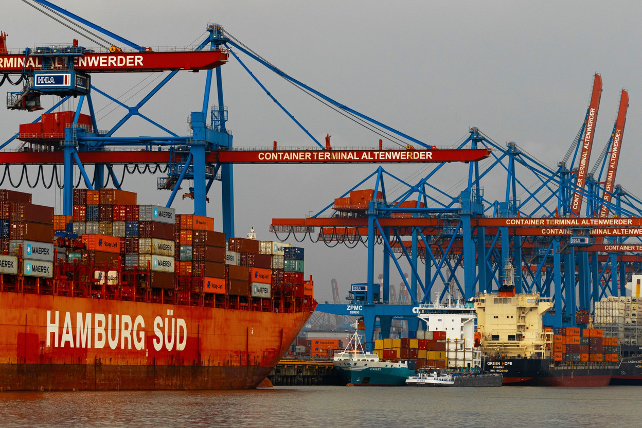 A rise in import tariffs by major economies can ripple through trade flows and supply chains, affecting euro area inflation and industrial demand. Photo: Shutterstock