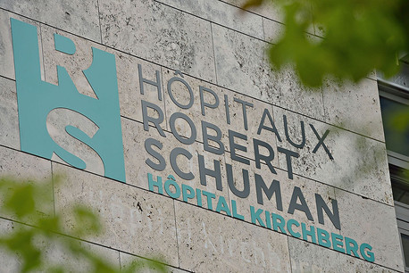La directrice administrative et financière des HRS, Sandra Thein, remplace le Dr Claude Schummer depuis le mardi 16 mars et la mise en «congé spécial» de ce dernier, le 8 mars, suite à des problèmes en lien avec la campagne de vaccination. (Photo: Phot’on Air/HRS)