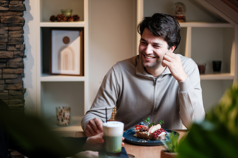 Christos Floros, here at Hugo Coffee & Brunch, shares his tips. (Photo: Patricia Pitsch/Paperjam)