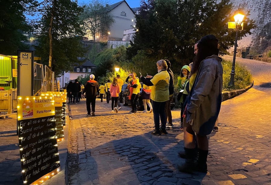 The Darkness Into Light walk was marked by signs and messages of hope in English, Luxembourgish and French. Maison Moderne