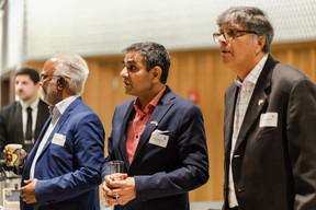 Selvaraj Alagumalai, de l’Indian Association Luxembourg, à gauche et Aditya Sharma, le président de l’IBCL au centre, lors de l’événement qui s’est tenu dans l’auditorium d’EY. (Photo: IBCL)