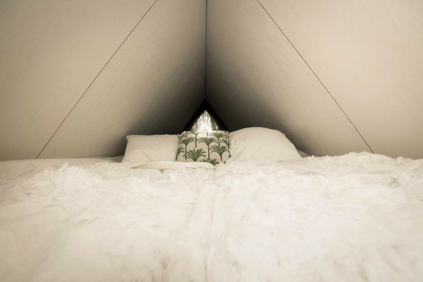 The cosy bed in the Flying Farmhouse.  Ici