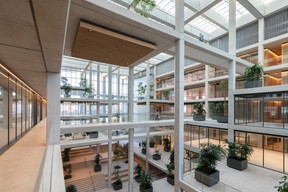 In the atrium, there are open spaces that serve as more informal working areas. Nigel Young/Foster + Partners