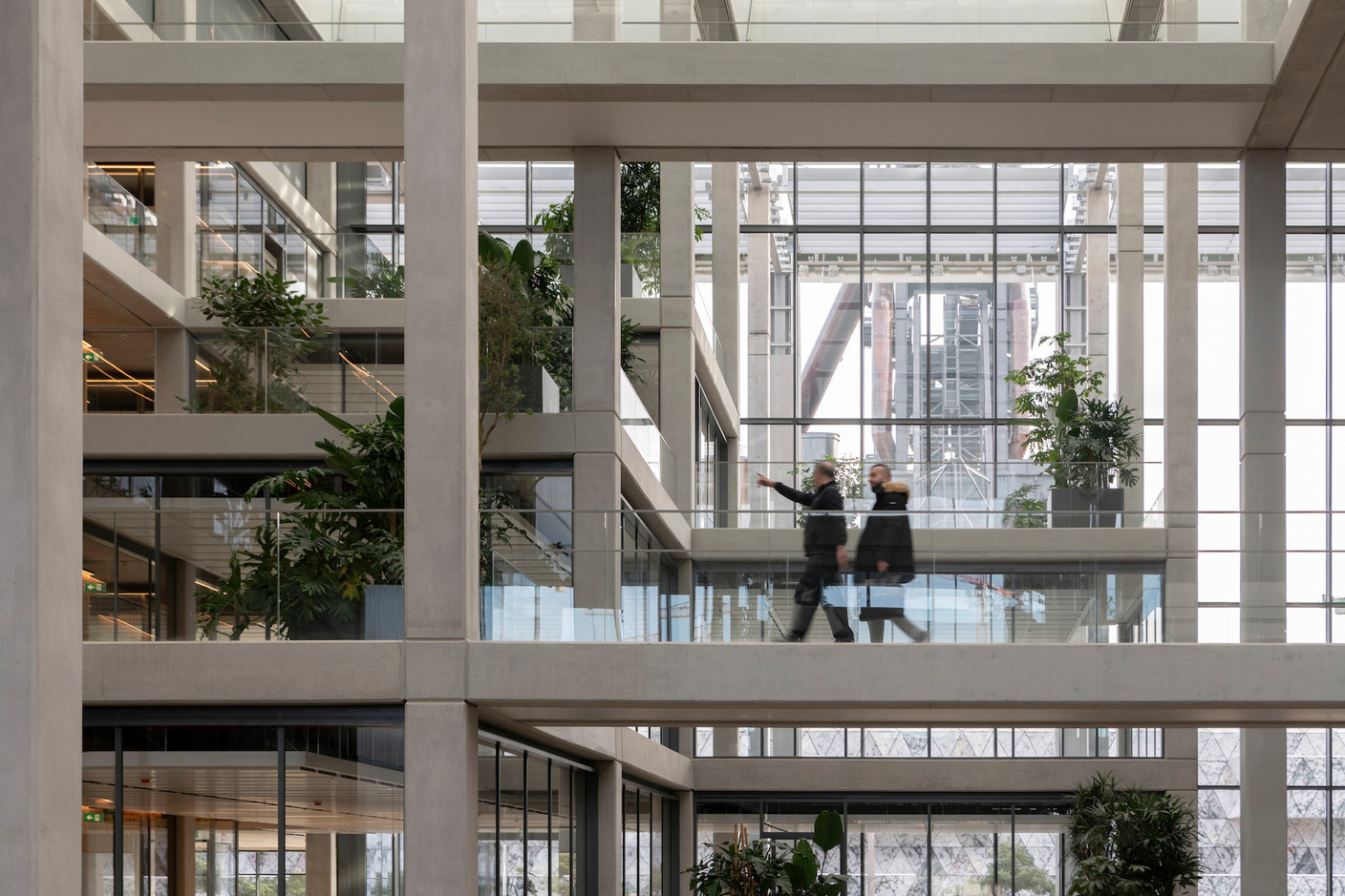 Grâce aux façades vitrées, l’environnement du bâtiment avec les hauts fourneaux est perceptible depuis l’intérieur. (Photo: Nigel Young/Foster + Partners)