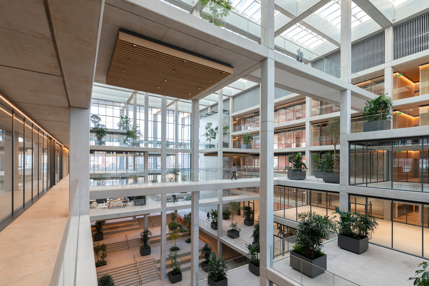 Dans l’atrium, on trouve des espaces ouverts qui servent d’espace de travail plus informel. (Photo: Nigel Young/Foster + Partners)