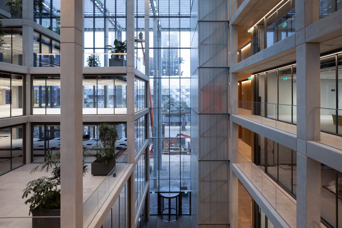 Les façades entièrement vitrées permettent d’avoir une connexion visuelle avec l’extérieur. (Photo: Guy Wolff/Maison Moderne)