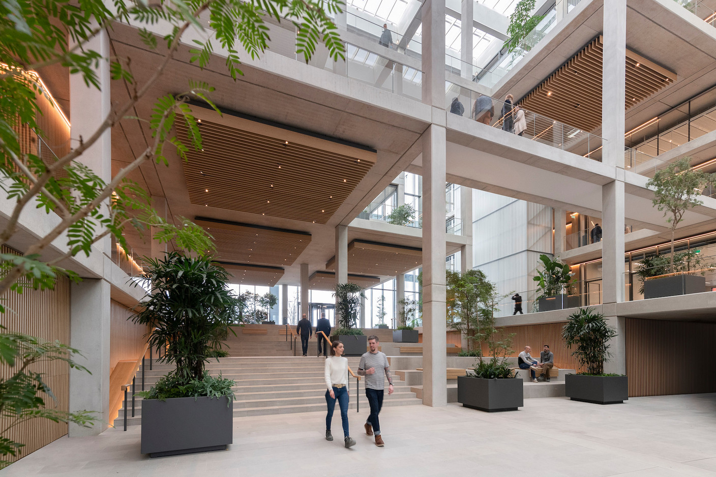Au rez-de-chaussée de l’atrium, les escaliers permettent d’absorber la différence de niveau entre la place de France et la place de l’Académie. (Photo: Nigel Young/Foster + Partners)