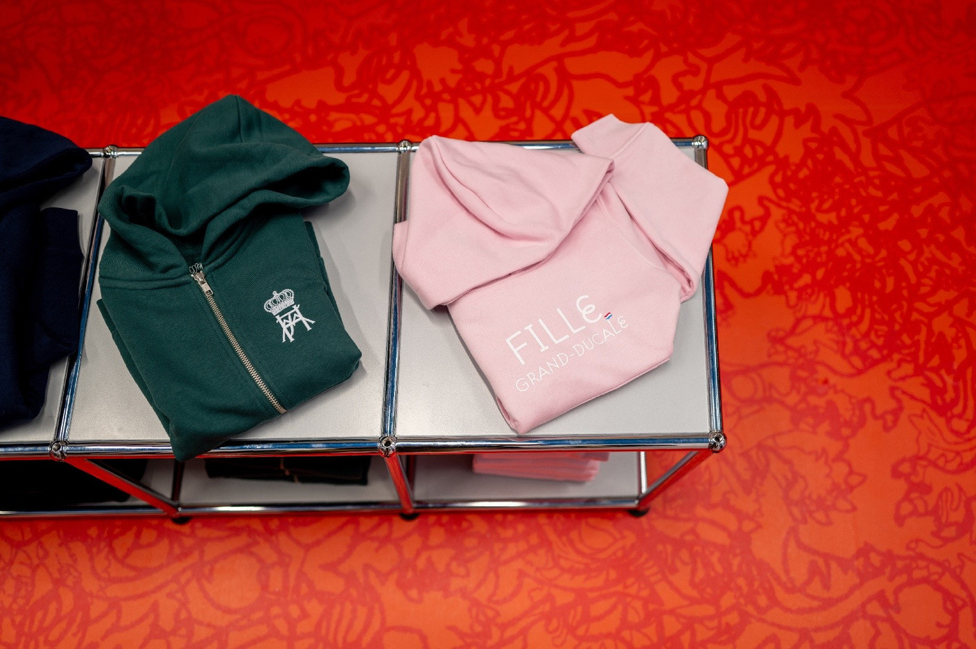 Jacques Schneider propose des vêtements aux couleurs du Luxembourg aussi bien pour femmes que pour hommes. (Photo: Jacques Schneider)