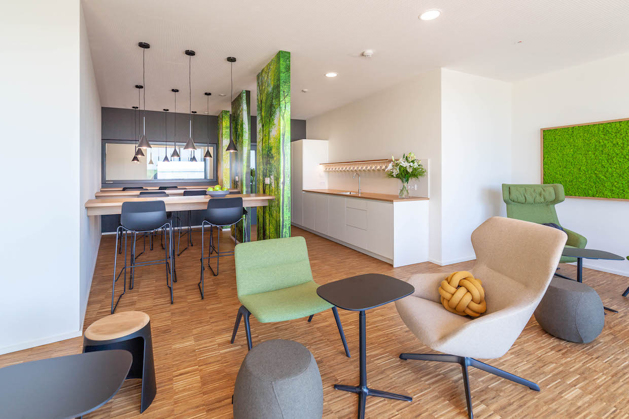 Dans le bâtiment d’IEE, les cuisines offrent des espaces pour se détendre et travailler de manière conviviale. (Photo: Belvedere Architecture)