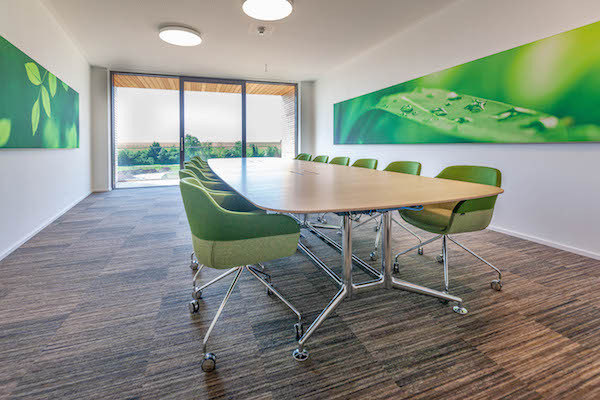Les salles de réunion s’ouvrent généreusement sur l’environnement naturel. (Photo: Belvedere Architecture)