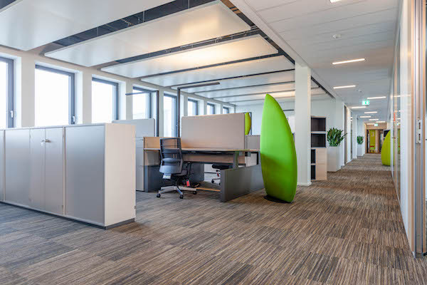 Les bureaux sont aménagés en open space, mais avec une excellente qualité acoustique. (Photo: Belvedere Architecture)