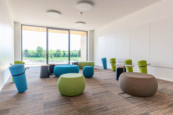 Certaines salles de réunion sont équipées de mobilier favorisant un comportement dynamique. (Photo: Belvedere Architecture)